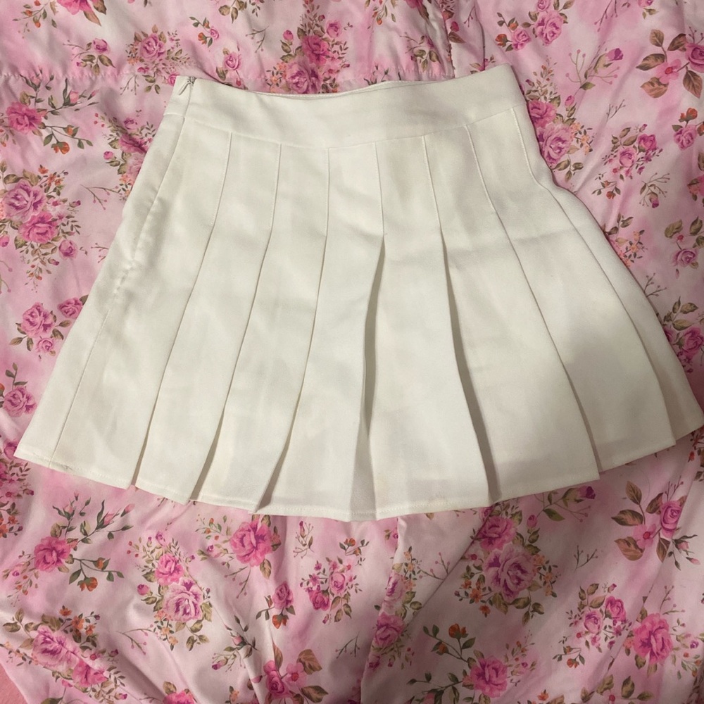 Small white pleated mini skirt with zip up side with built in shorts